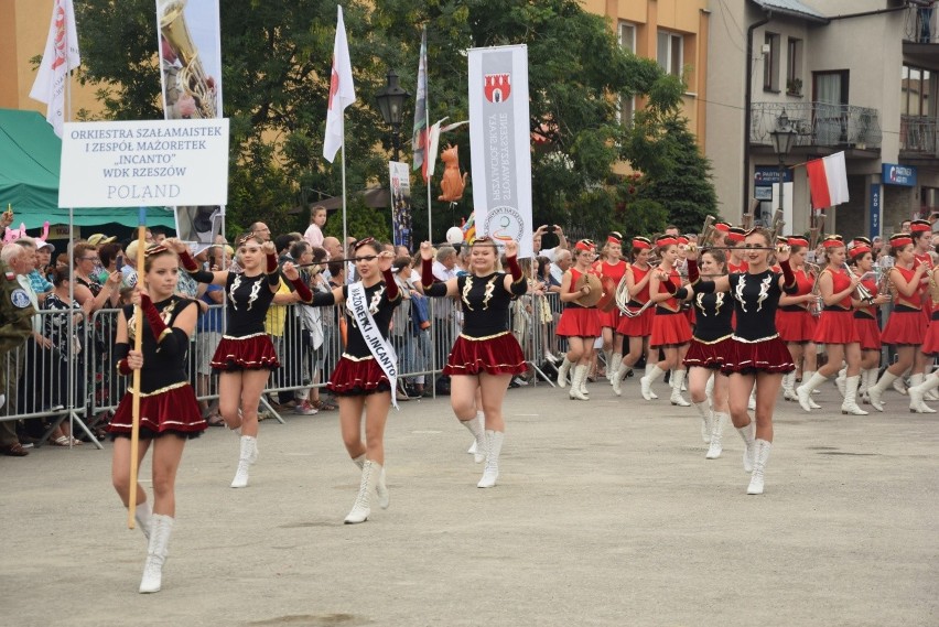 Parada i tańce instrumentalistów w Skale. Festiwal Orkiestr Wojskowych i Dętych