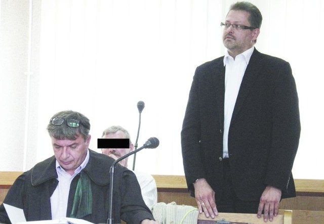 Marcinowi Sroczyńskiemu (z prawej) formalnie grozi nawet do 10 lat więzienia. Wczoraj sąd nie rozpatrywał sprawy przeciwko niemu z braku drugiego obrońcy.