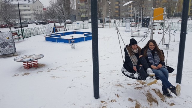 Na terenie, który do tej pory okupowali głównie posiadacze psów, powstał ładny park rekreacyjny. Wczoraj, mimo śniegu, testowaly go Wiktora i Karolina, mieszkanki Malinki.