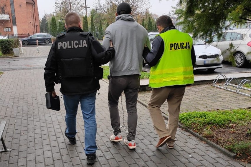 Mężczyzna i kobieta zostali w poniedziałek doprowadzeni do...