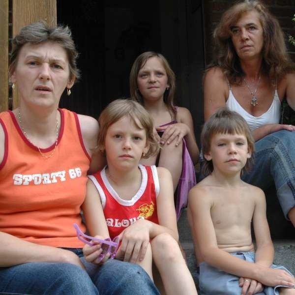 - Chcemy, żeby nasze dzieci uczyły się na miejscu - mówi Sabina Kubica (pierwsza z lewej). Obok niej córka Ewelina, a dalej Jessica, Kamil i Iwona Kubiak.
