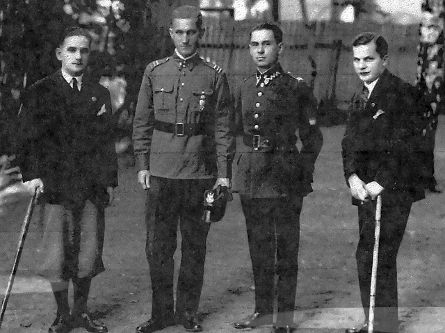 Krosno 1922. Franciszek Kozubal (drugi z lewej) z kolegami.