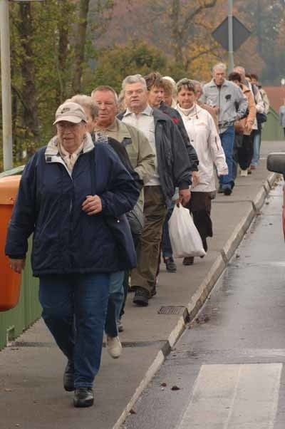 Nasi sąsiedzi gęsiego idą przez most w Łęknicy wprost w objęcia bazaru. Tym razem handlowcy mieli szczęście, przyjechał autokar emerytów z okolicy Drezna.