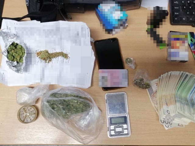 Przy 17-letnim mieszkańcu gminy Wieliczka policjanci znaleźli ponad 100 gramów narkotyków oraz znaczną kwotę gotówki