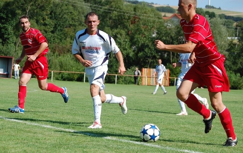 Cosmos Nowotaniec (na czerwono) pokonal w debiucie w IV...