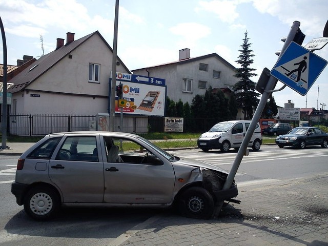 Po zderzeniu z oplem seat odbił się u uderzył w słup sygnalizacji na ulicy Wernera.