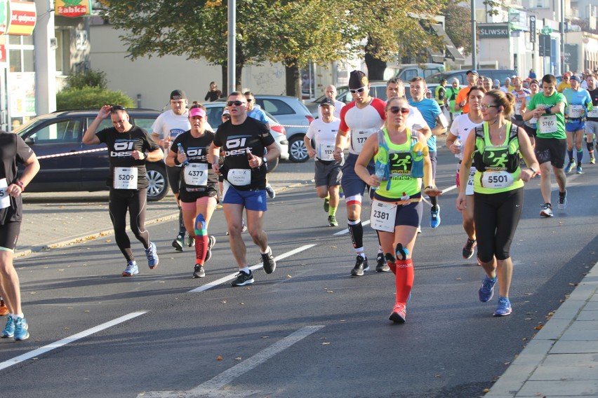 Zdjęcia z maratonu w Poznaniu 2018 - biegacze na pierwszym...