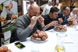 XIV Mistrzostwa Krakowa w jedzeniu pączków na czas. Zwycięzca zjadł osiem