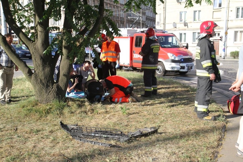 Wrocław: Wypadek w Śródmieściu, 4 osoby ranne. W tym dziecko i kobieta w ciąży (ZDJĘCIA)
