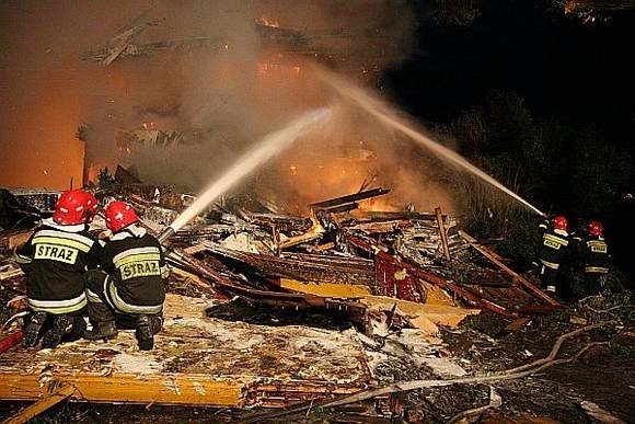 W gaszeniu pożaru udział brało 12 zastępów straży, 63 strażaków.