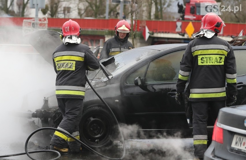 Szczecin: Pożar samochodu przy moście Długim [WIDEO, ZDJĘCIA]