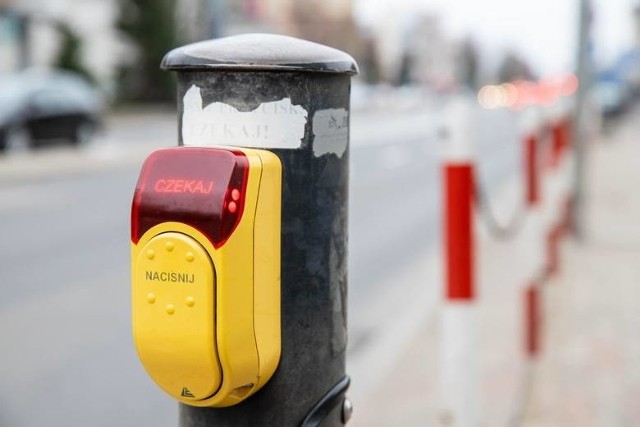 Radny chce, by na czas walki z koronawirusem przełączyć sygnalizatory na przejściach dla pieszych na taki tryb, w którym światła zmieniałyby się automatycznie - bez konieczności przyciskania panelu.