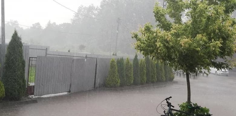 Potężne nawałnice nad Świętokrzyskiem! Zalane miasta, grad [RAPORT NA BIEŻĄCO]