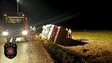 Wypadek na drodze Prostyń- Złotki. Ciężarówka wjechała do rowu. Utrudnienia w ruchu trwały do późnych godzin nocnych 15.04.2021. Zdjęcia