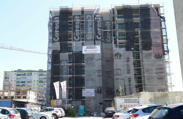Sprawnie budowane są dwa bloki mieszkalne przy ulicy Dzierzkowskiej, niedługo ruszy budowa dwóch kolejnych. Więcej na kolejnych zdjęciach.