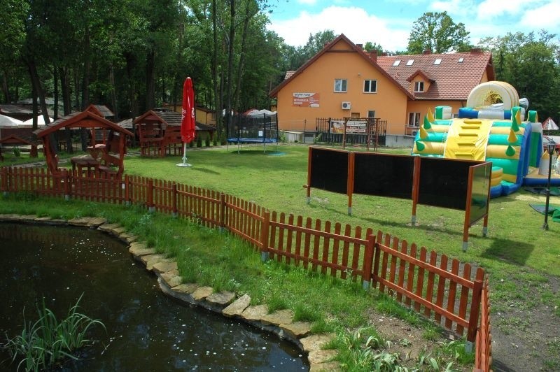 Przy hotelu znajduje się oczko wodne i gondole, które...