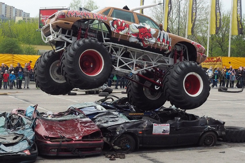 Monster trucki i jazda na boku. American Monster Truck Motor Show w Lublinie [ZDJĘCIA, WIDEO]