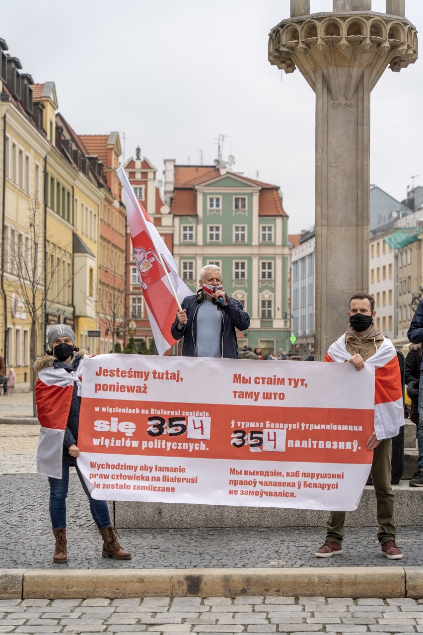 Wrocławski Rynek niedziela 18 kwietnia. Protest przeciwko...