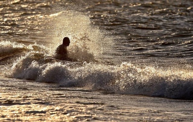 Sinice w Bałtyku 2018: Gdzie zakaz kąpieli 25.07 Zamknięte i otwarte kąpieliska [NOWA LISTA KĄPIELISK]