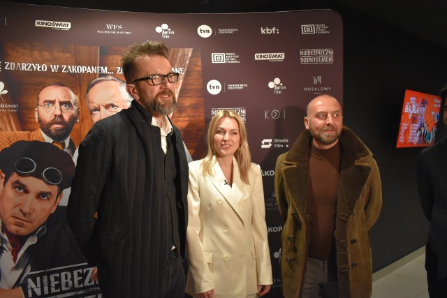 Tomasz Kot (z lewej) i Wojciech Mecwaldowski na zakopiańskiej premierze filmu "Niebezpieczni dżentelmeni"