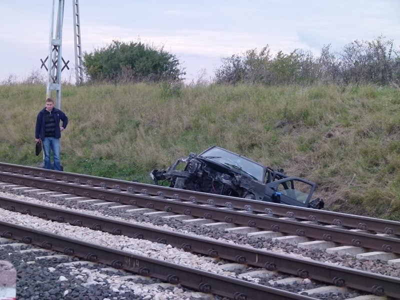 Wypadek na przejeździe kolejowym. Pijany kierowca wjechał pod pociąg [ZDJĘCIA]