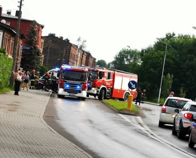 Opel dachował przy ul. Tnkla w Rudzie Śląskiej