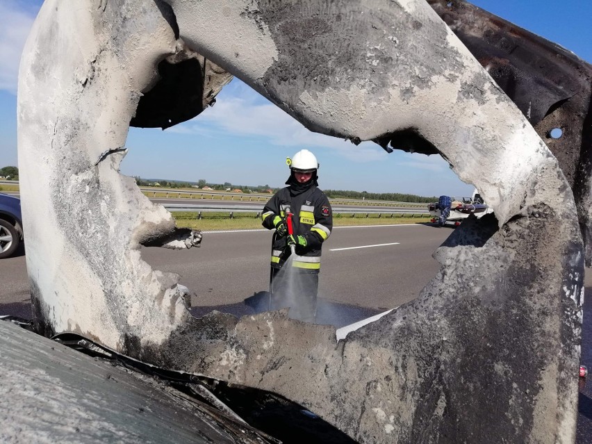 Pożar samochodu na A4 w Łące. Zablokowany był prawy pas ruchu [ZDJĘCIA OSP]