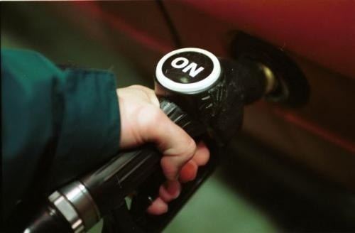 Fot. Adam Warżawa: Na stacjach benzynowych oferuje się tzw. przejściowy olej napędowy, który może być stosowany podczas mrozów do minus 15 stopni C.