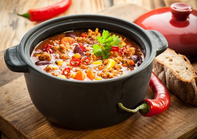 Zupa meksykańska to nie tylko sycące i pożywne danie, które idealnie sprawdzi się na obiad lub kolację, ale to jednogarnkowa potrawa szybka w przygotowaniu.
