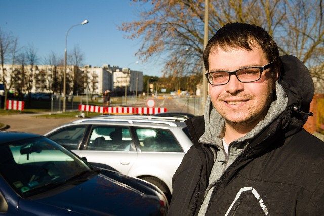 Karol Pryszczepko już parkuje samochód kilkadziesiąt metrów od swojego bloku, bo fragment ul. Armii Krajowej został zamknięty