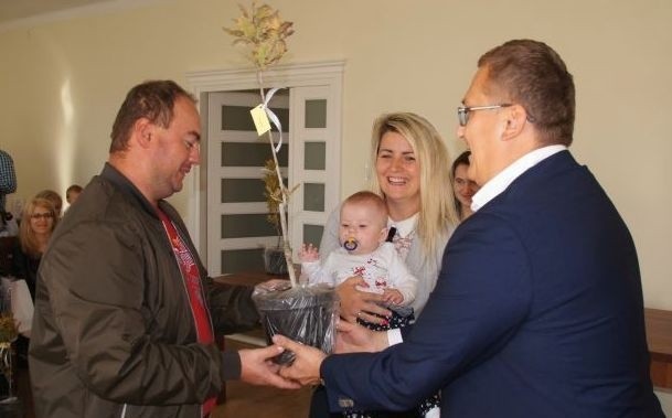 Sadzonki dębu - maluchom oraz ich rodzicom wręczał Paweł Zagaja, wójt gminy Nowy Korczyn.