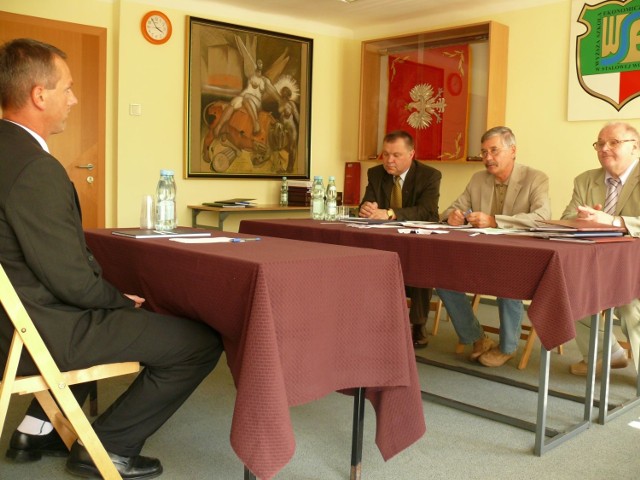 Licencjat przed komisją egzaminacyjną, z prawej rektor doc. dr. Janusz Bek.