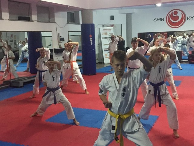 Karatecy z klubu Mushin szlifują siłę i technikę przed koneckim turniejem.