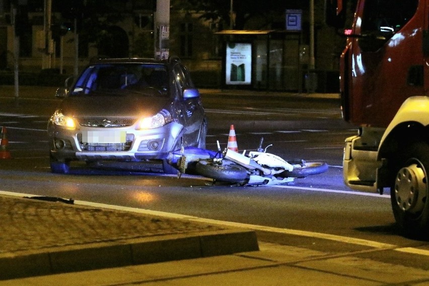 Wypadek na Rondzie Regana we Wrocławiu. Motocyklista trafił do szpitala! [ZDJĘCIA]