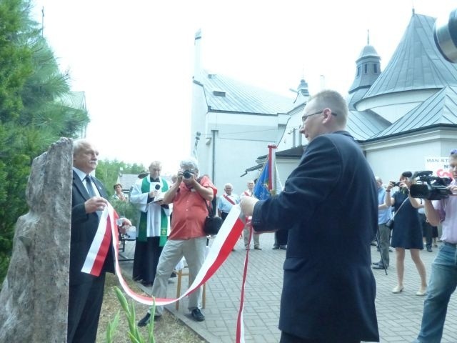 Starachowice: Odsłonięcie tablicy pamięci Anny Wal