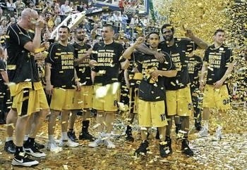 Koszykarze Prokomu cieszą ze złotego medalu Fot. PAP/Adam Warżawa