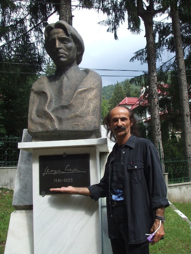 Janusz Poławski przy pomniku George Enescu (1881-1955) w mieście Sinaia. rumuńskiego kompozytora,  jednej z najważniejszych postaci świata muzycznego I połowy XX w. nauczyciela m.in. Yehudi Menuhina