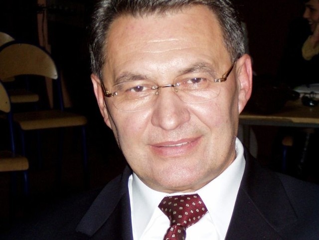 Kazimierz Jesionek prowadzi kancelarię adwokacką w Starachowicach, gdzie mieszka, oraz w Sandomierzu i Ostrowcu Świętokrzyskim.