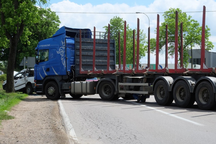 Wypadek na DK 65 w Fastach. Zderzenie ciężarówki z osobówką