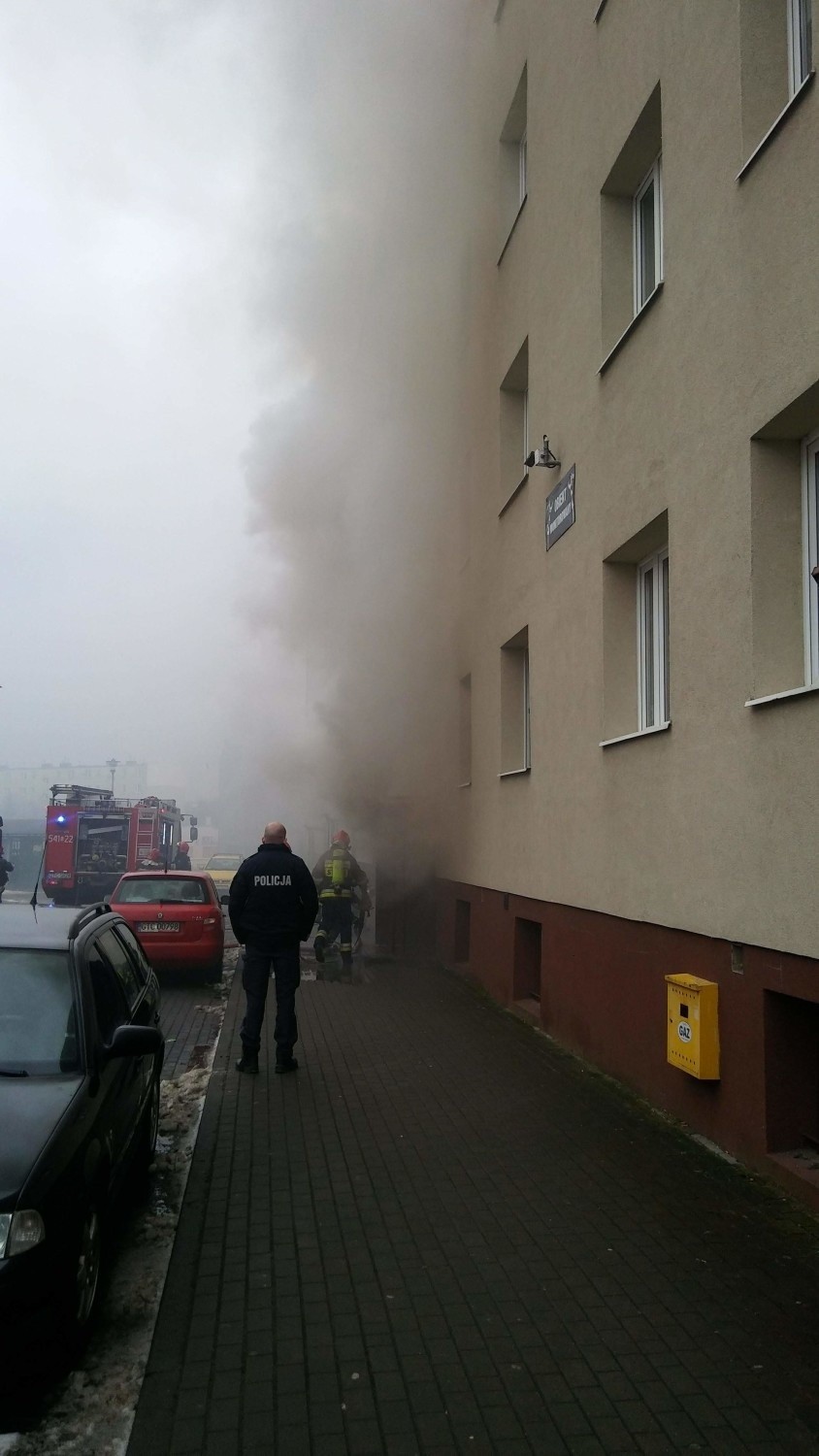 Pożar przy ul. Saperskiej w Tczewie 8.03.2018. Ogień wybuchł...