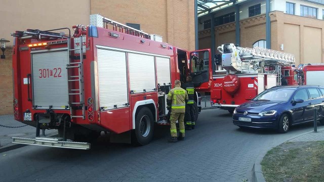 W galerii Askana w Gorzowie Wlkp. w środę (28 sierpnia) ok. godz. 9.30 uruchomiony został alarm. Na miejsce przyjechały 4 zastępy strażaków.Gdy tylko na miejscu pojawili się strażacy rozpoczęła się ewakuacja wszystkich osób, które znajdowały się terenie galerii - ewakuowano również pracowników sklepów. Przez megafon nadawano informację, aby wszyscy opuścili teren galerii i przeszli do punktu ewakuacyjnehgo, który znajduje się przy restauracji Sphinx przy bocznym wejściu do Askany.Pracownicy galerii poinformowali nas, że powodem ewakuacji był pożar w sklepie z odzieżą damską na parterze.Okazuje się, że w sklepie w galerii doszło do zapalenia się transformatora oświetlenia. Strażacy bardzi szybko opanowali sytuację. 