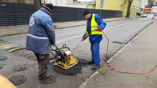 Powiat strzelecki łatał drogi powiatowe zazwyczaj po zimowym sezonie i ponownie jesienią. W tym roku wystarczy pieniędzy tylko na jedną taką akcję.