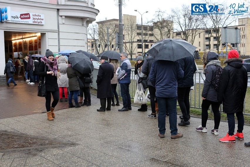 Ogromne kolejki po pączki. Szczecinianie stoją nawet pół godziny po słodkości 