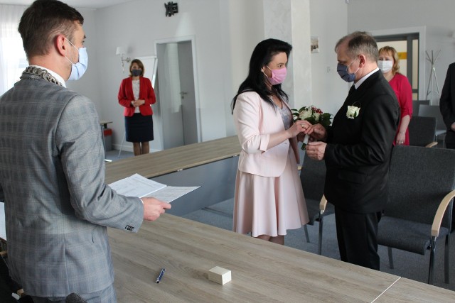 Ślub w maseczkach ochronnych w Wasilkowie. Ceremonię poprowadził Adrian Łuckiewicz, burmistrz