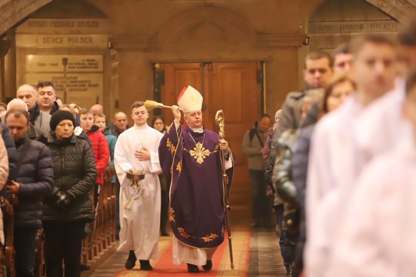 Nowi lektorzy w diecezji kieleckiej. Podczas mszy świętej w Bazylice Katedralnej pobłogosławił ich biskup Jan Piotrowski