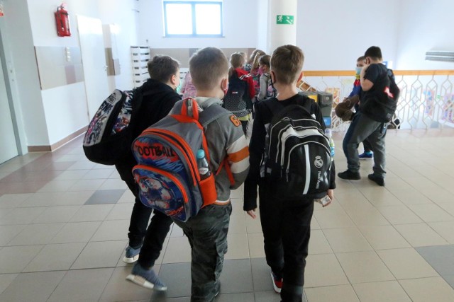 Badania wskazują, że dzieci ze szkół podstawowych noszą zbyt ciężkie tornistry.