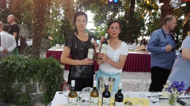 Od prawej Renata Wiśniewska i Katarzyna Sikorska prezentują wina, które stały się oficjalnymi trunkami najbliższego Winobrania.