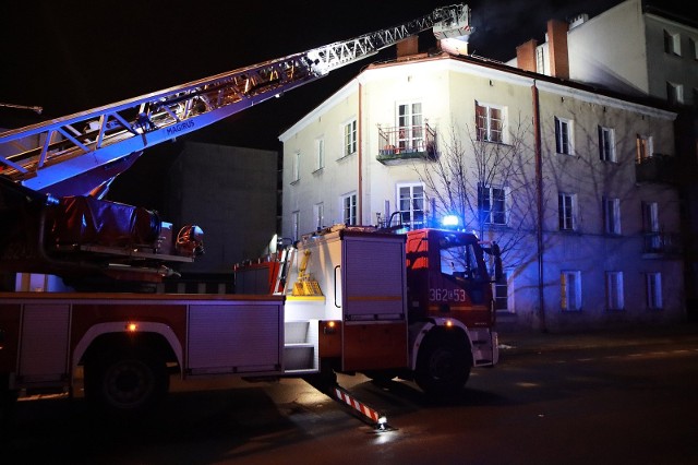 Mieszkańcy budynku uszkodzonego w wyniku pożaru przyszli do urzędu miasta, by prosić prezydenta o pomoc. Włocławek, 30 stycznia 2023 roku.