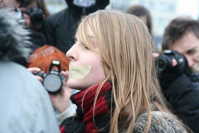 W proteście przeciwko wprowadzeniu nowych przepisów młodzież  z Włocławka zaklejała sobie usta taśmą.