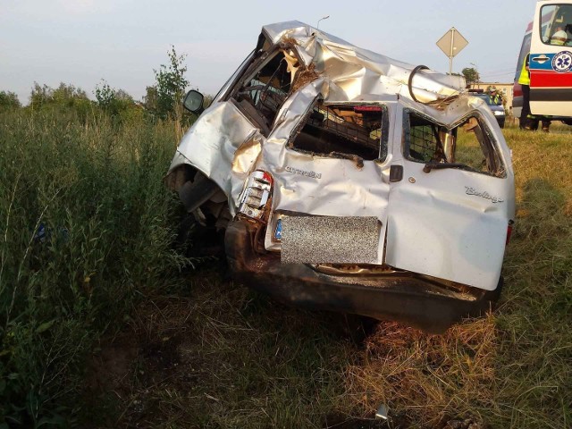 W czwartek około godz. 19 w miejscowości Falborek doszło do zdarzenia drogowego z udziałem samochodem citroen.66-letni kierowca nie dostosował prędkości do warunków panujących na drodze, zjechał z jezdni i wjechał do rowu. Kierowca citroena trafił do szpitala. Na szczęście nic poważnego mu się nie stało. Został ukarany mandatem karnym. Na miejscu zdarzenia działali m.in strażacy ochotnicy z Brześcia Kujawskiego.